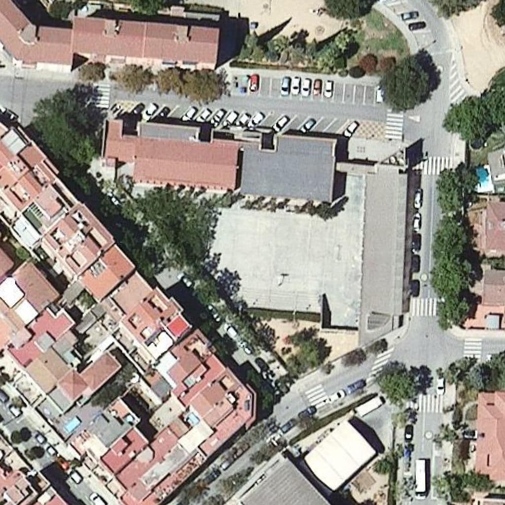 Вид згори на територію школи «Escola L'alzina»