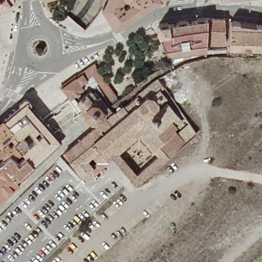 Вид сверху на территорию школы «E.O.I. de Tarazona»