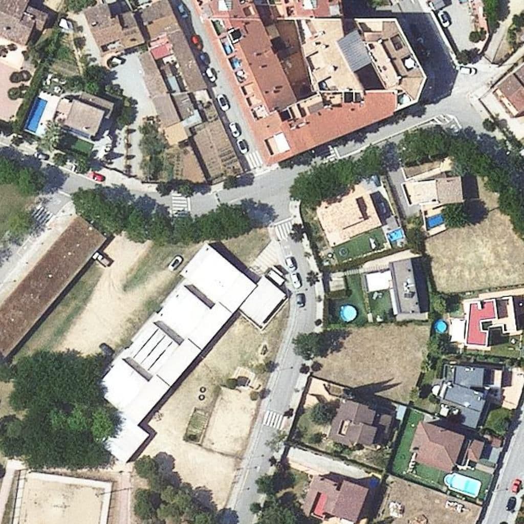 Вид згори на територію школи «Escola Santa Agnès De Malanyanes»