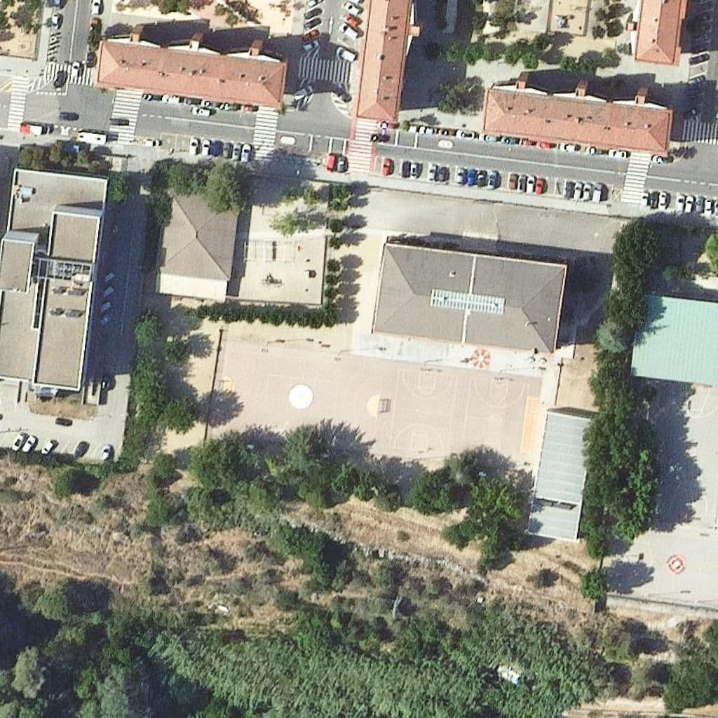 Вид згори на територію школи «Escola Vicente Aleixandre»