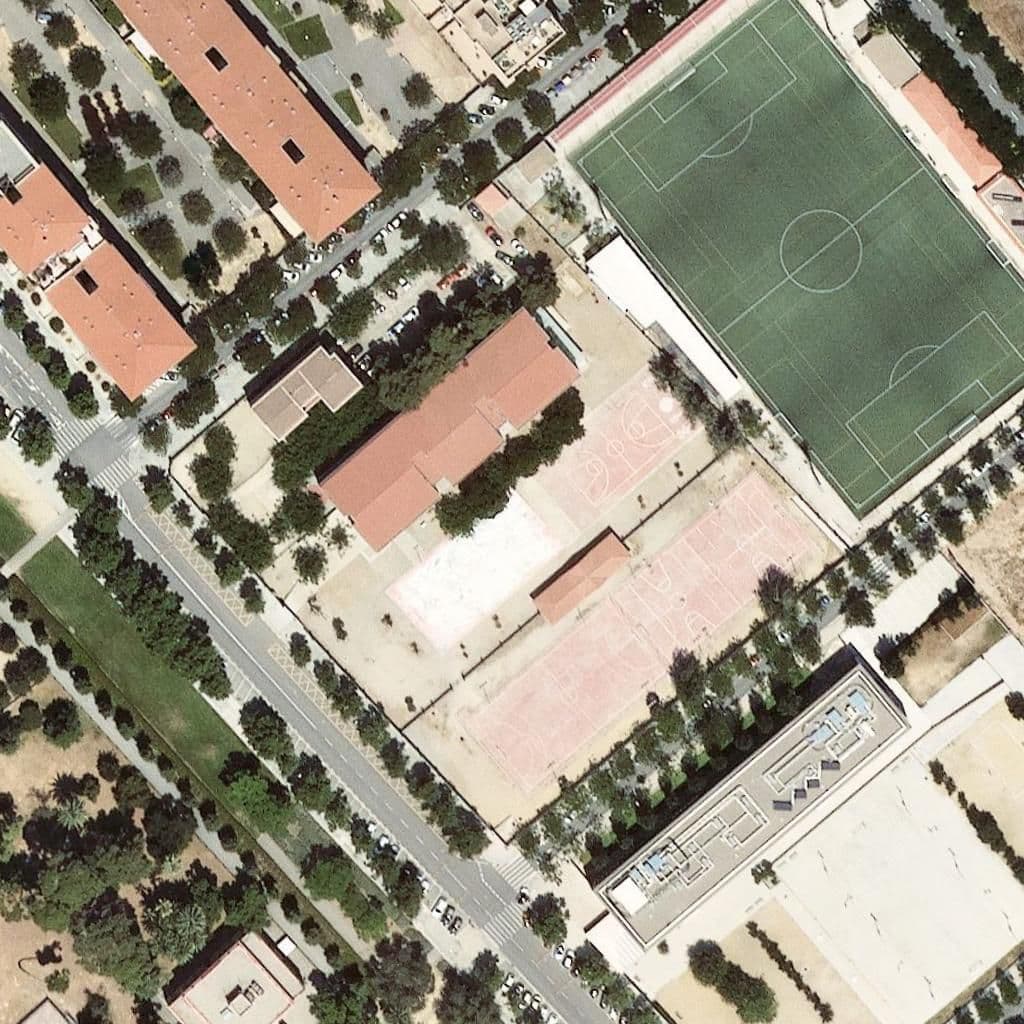 Вид згори на територію школи «Escola Eduard Toda I Güell»