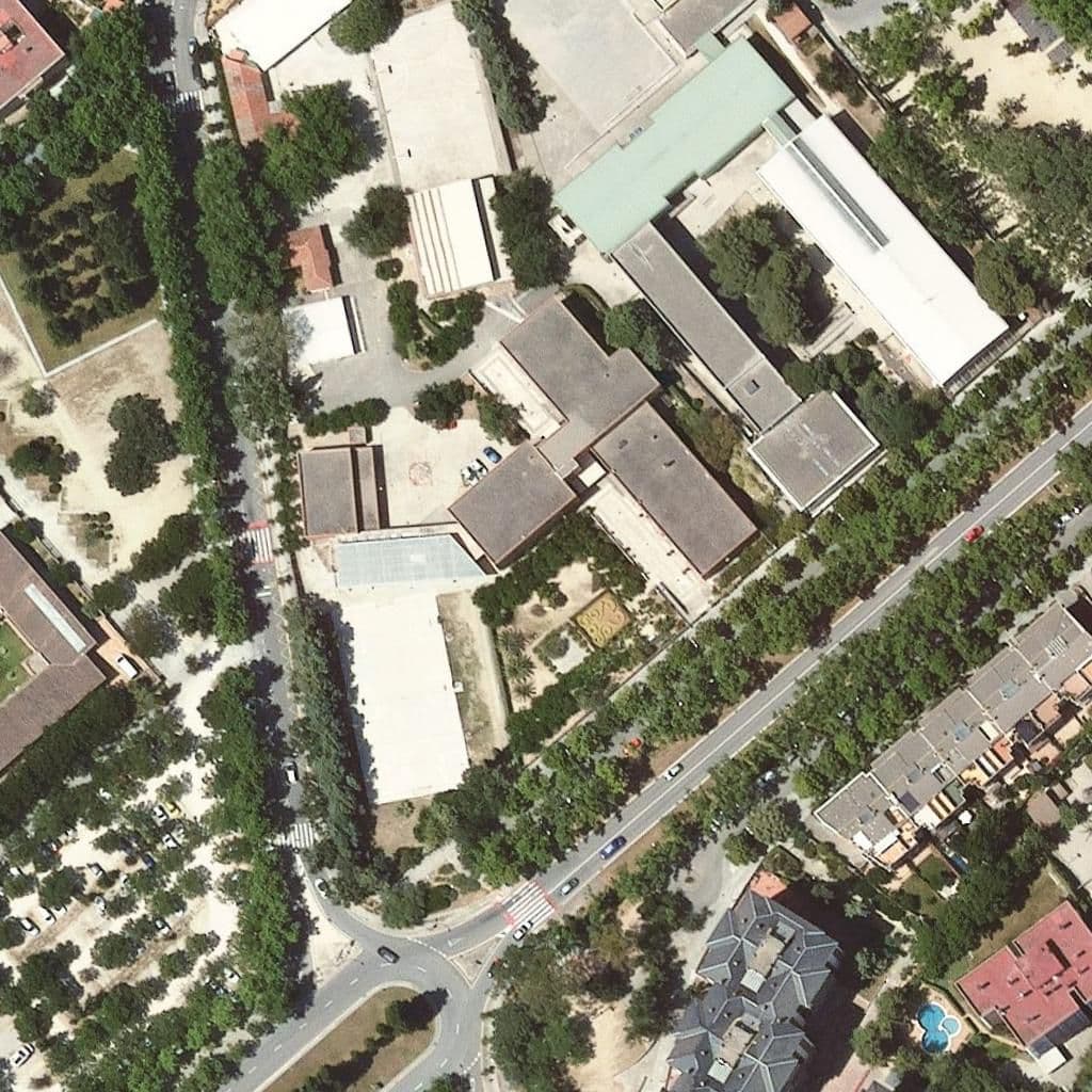 Вид згори на територію школи «Institut Alt Penedès»