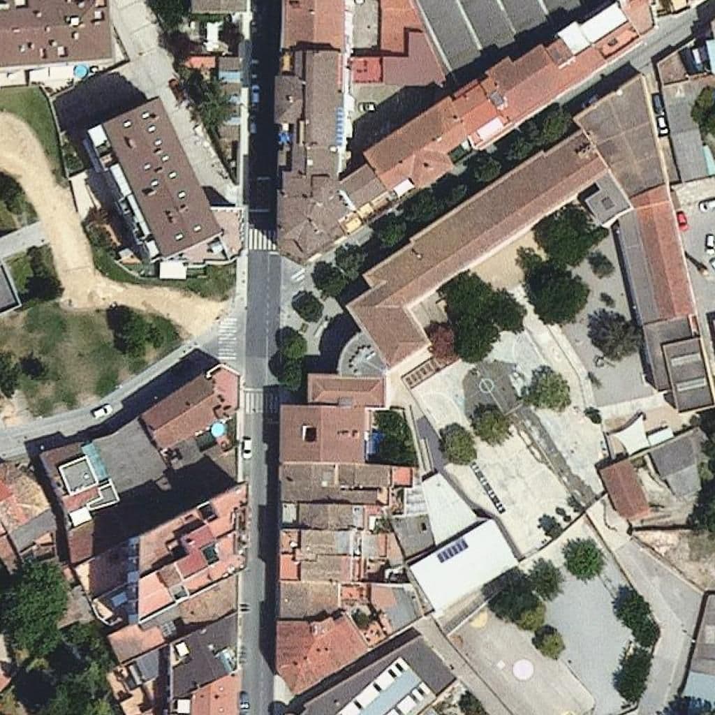 Вид згори на територію школи «Escola De La Vila Baldiri Reixac»