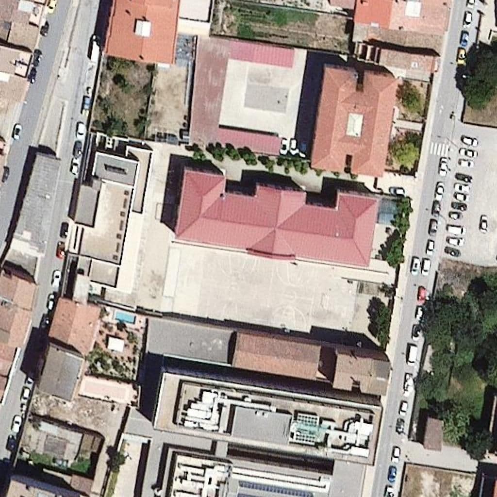 Вид згори на територію школи «Escola La Noguera»