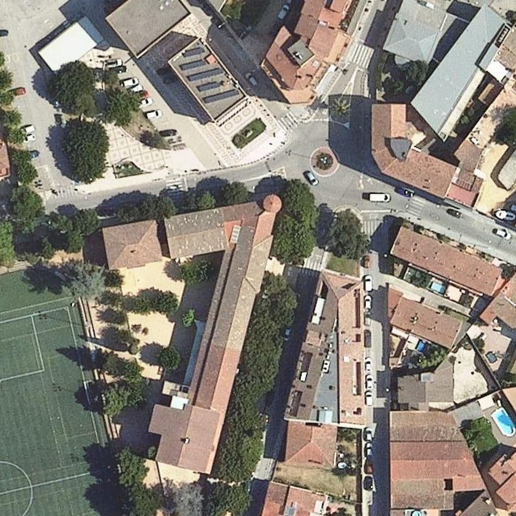 Вид згори на територію школи «Escola Sant Salvador D'horta»