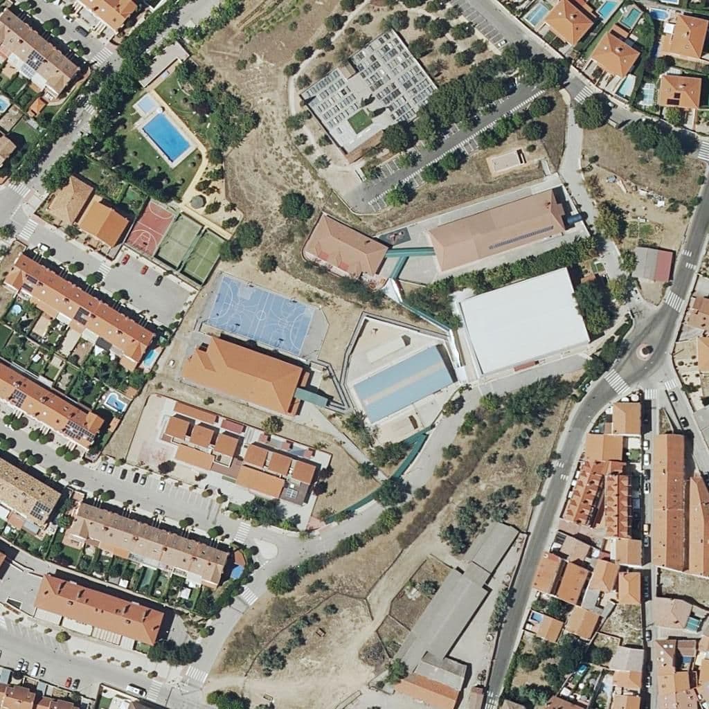 Вид сверху на территорию школы «VILLA DE COBEÑA»
