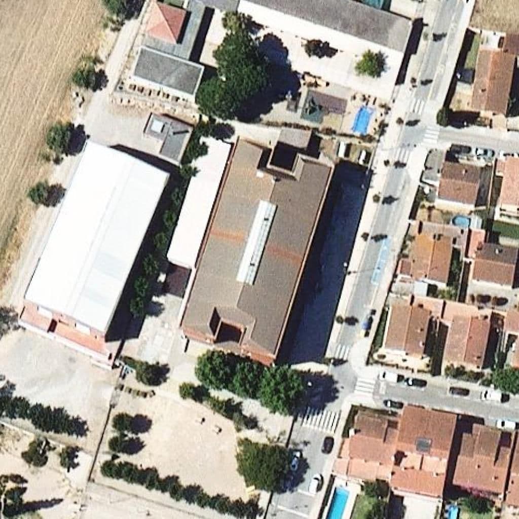 Вид згори на територію школи «Escola Guillem De Montgrí»