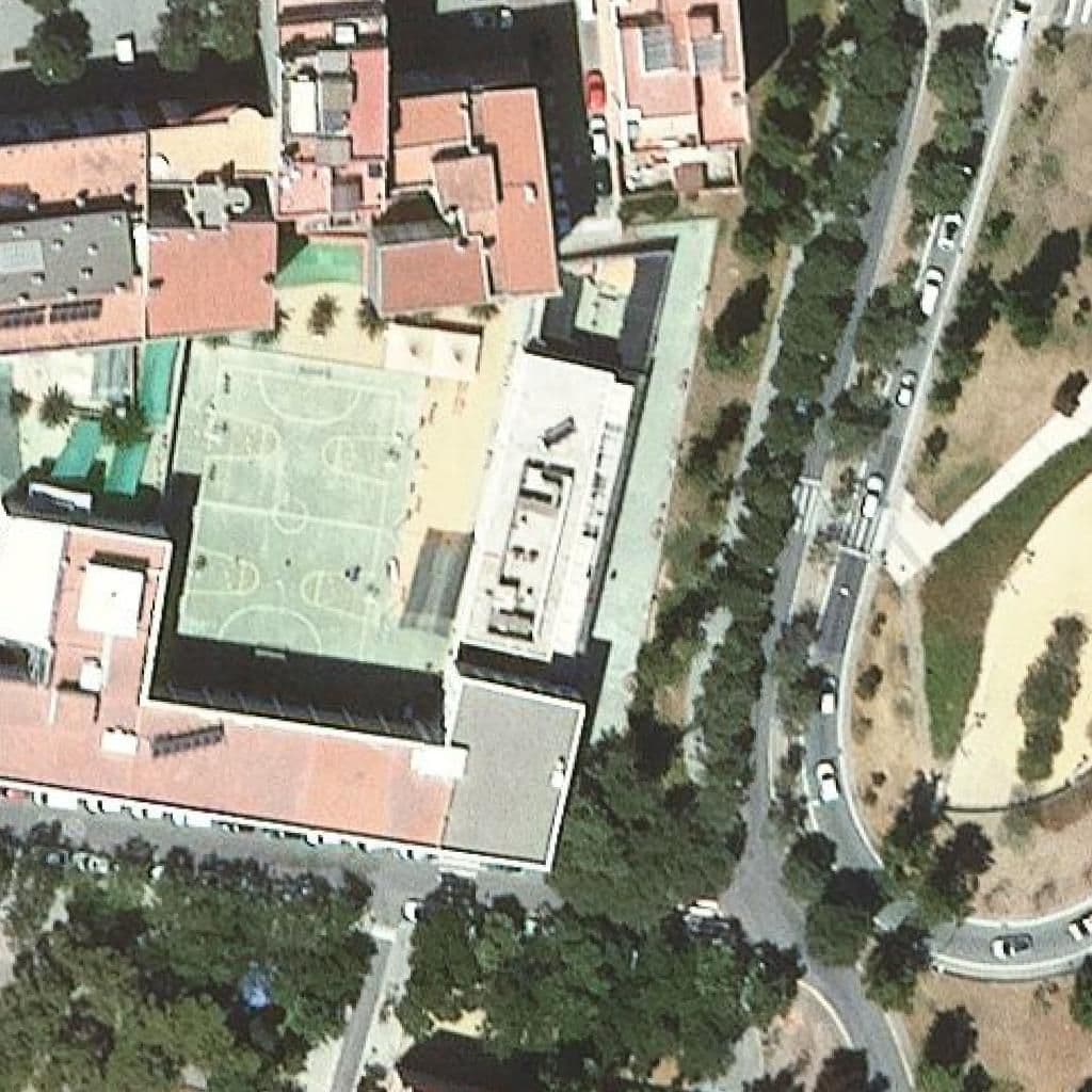 Вид згори на територію школи «Escola Bressol Municipal Colometa»