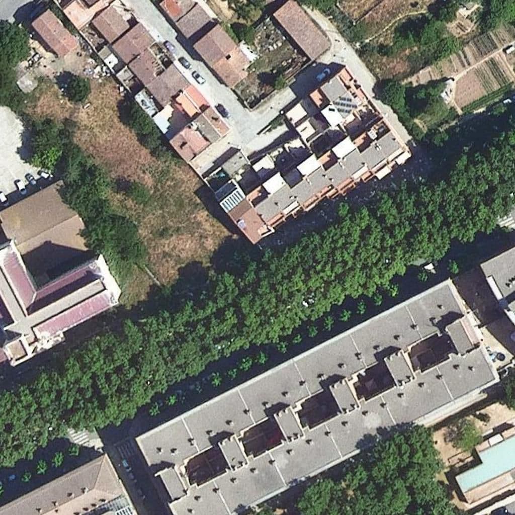 Вид згори на територію школи «Lli Privada La Tribu»