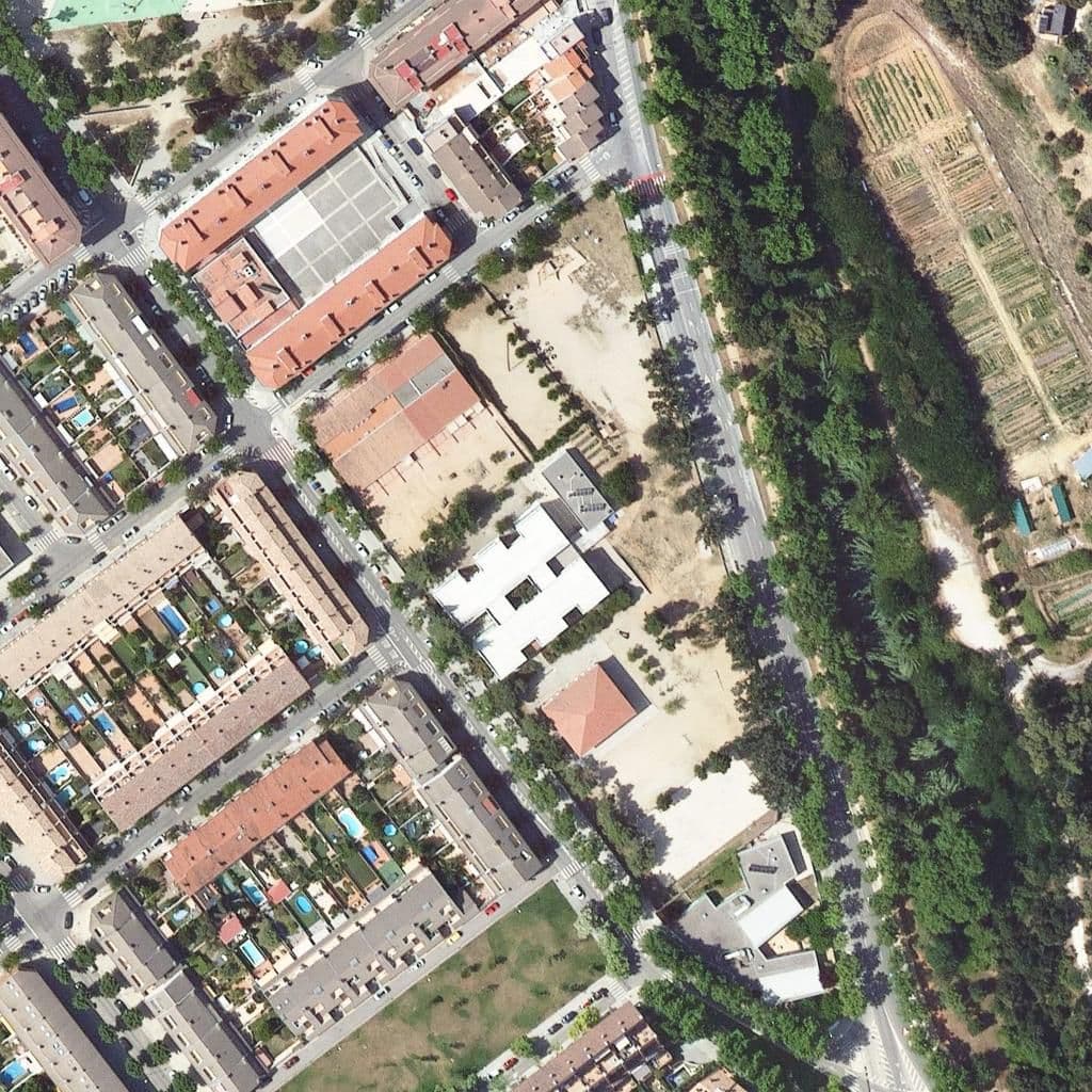 Вид згори на територію школи «Institut Escola Sant Esteve»