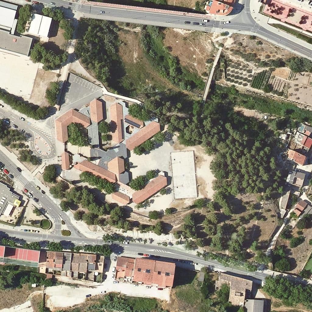 Вид згори на територію школи «Escola Emili Vallès»