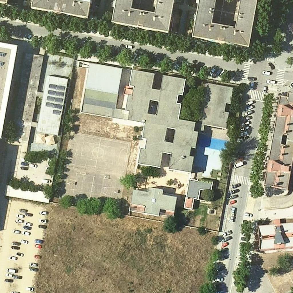 Вид сверху на территорию школы «Institut Escola Del Prat»
