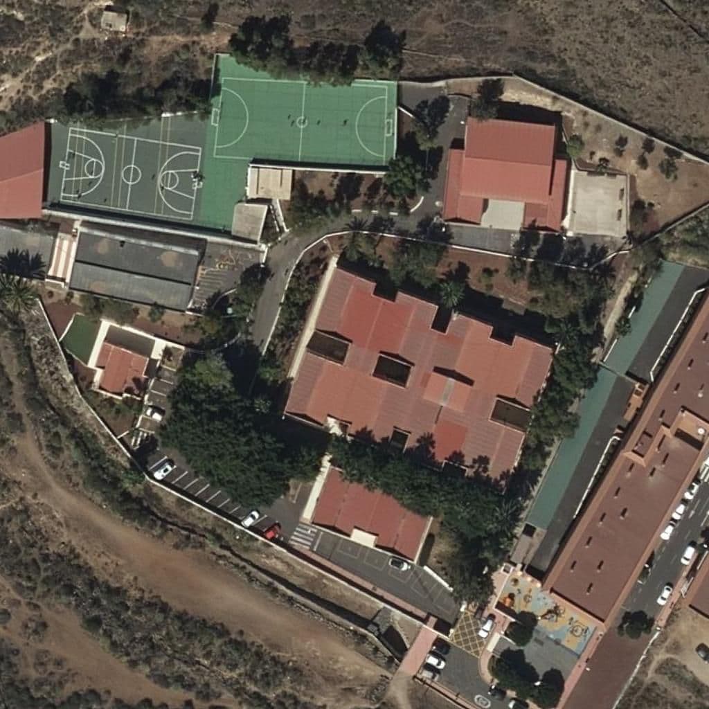 Вид сверху на территорию школы «CEIP VALLE SAN LORENZO»