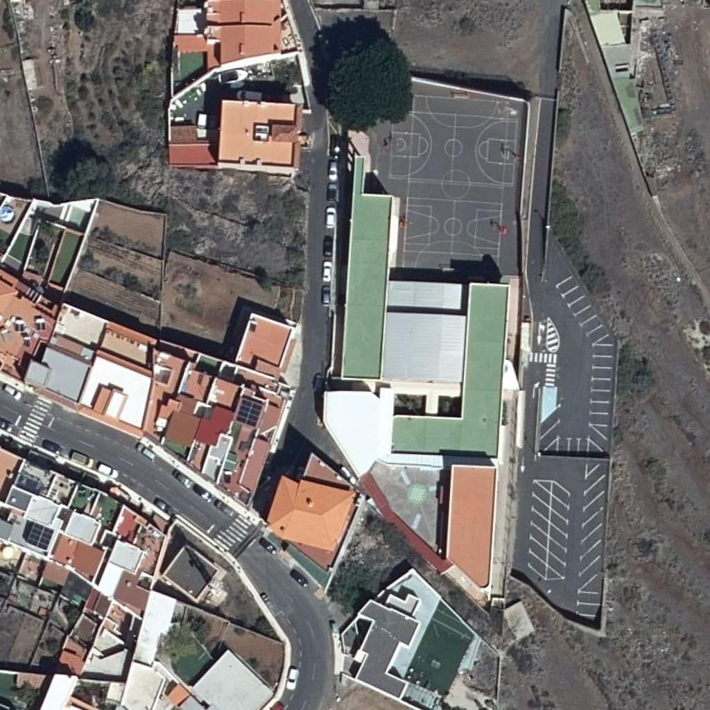 Вид згори на територію школи «CEIP CARMEN ÁLVAREZ DE LA ROSA»