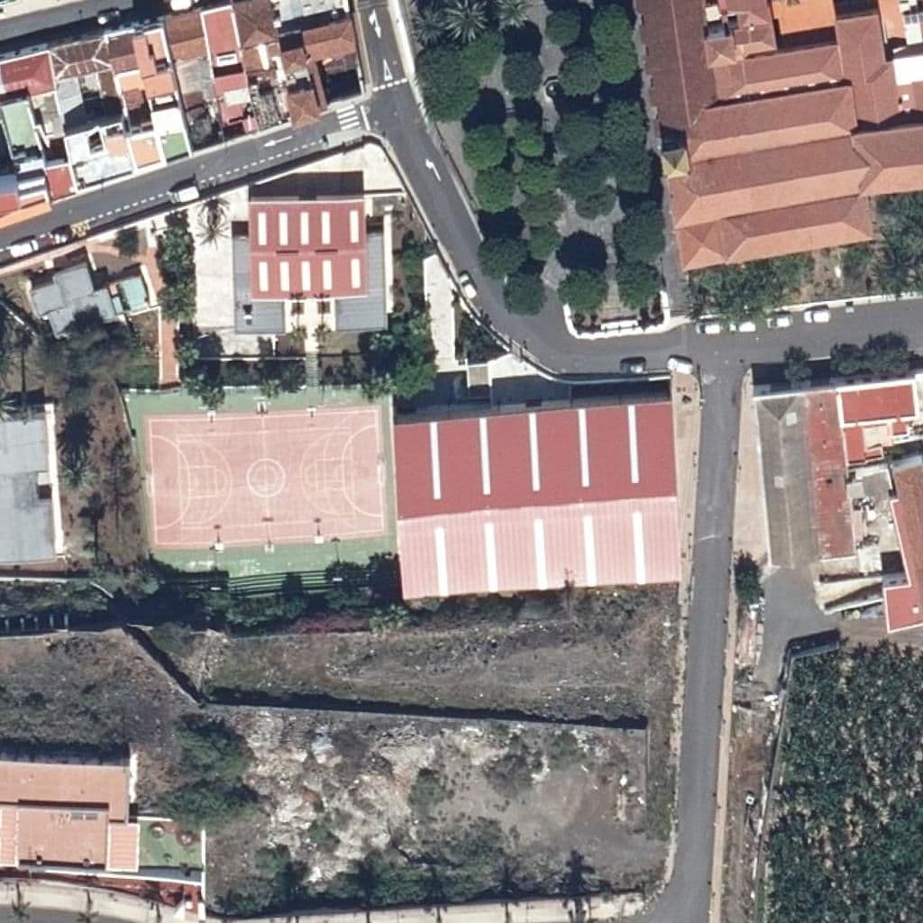 Вид сверху на территорию школы «CEIP ANTONIO DEL VALLE MENÉNDEZ»