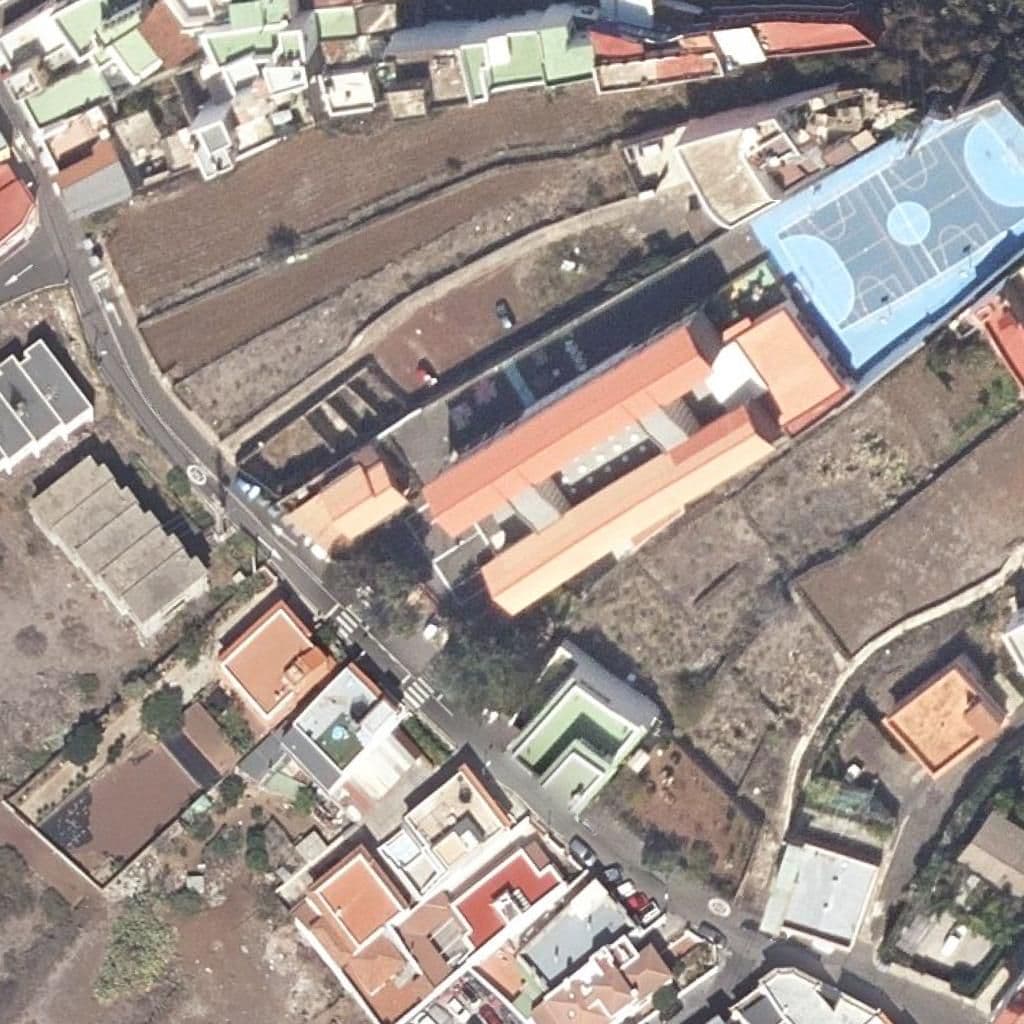 Вид сверху на территорию школы «CEIP SAN BARTOLOMÉ»