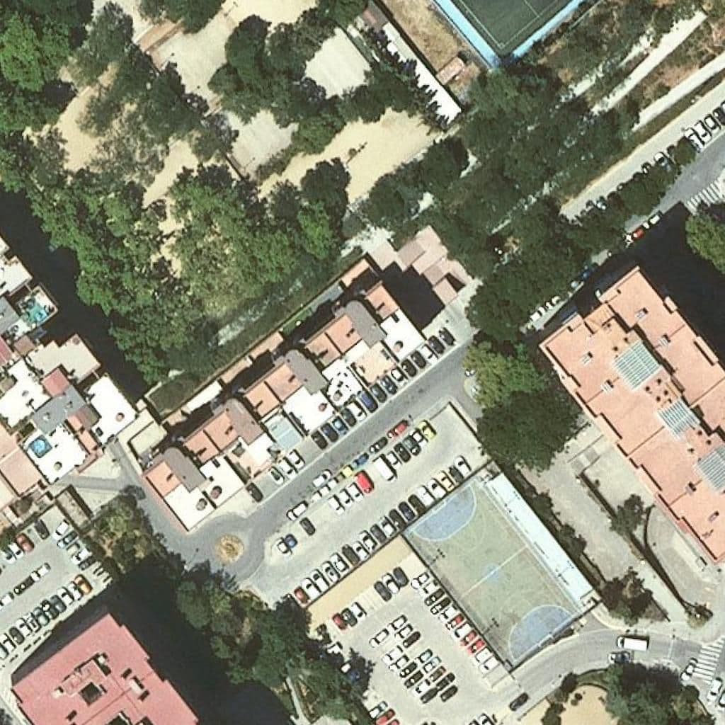 Вид згори на територію школи «Eb Privada Petit Micaco»