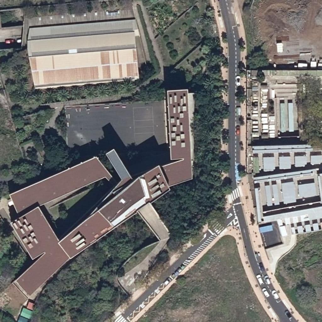 Вид сверху на территорию школы «IES RAFAEL AROZARENA»