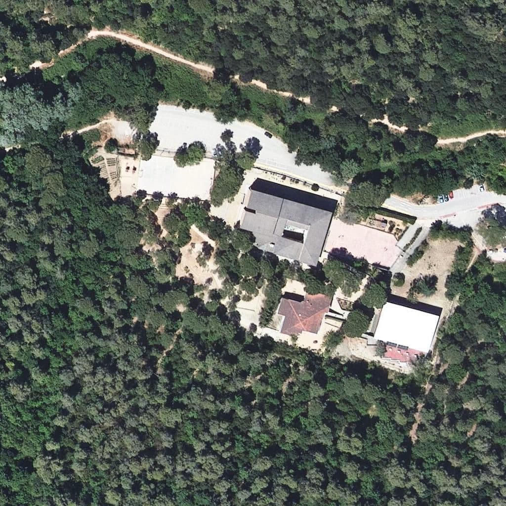 Вид сверху на территорию школы «Escola La Floresta»