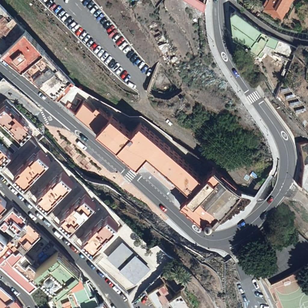 Вид сверху на территорию школы «EMMD SANTA MARÍA DE GUÍA»