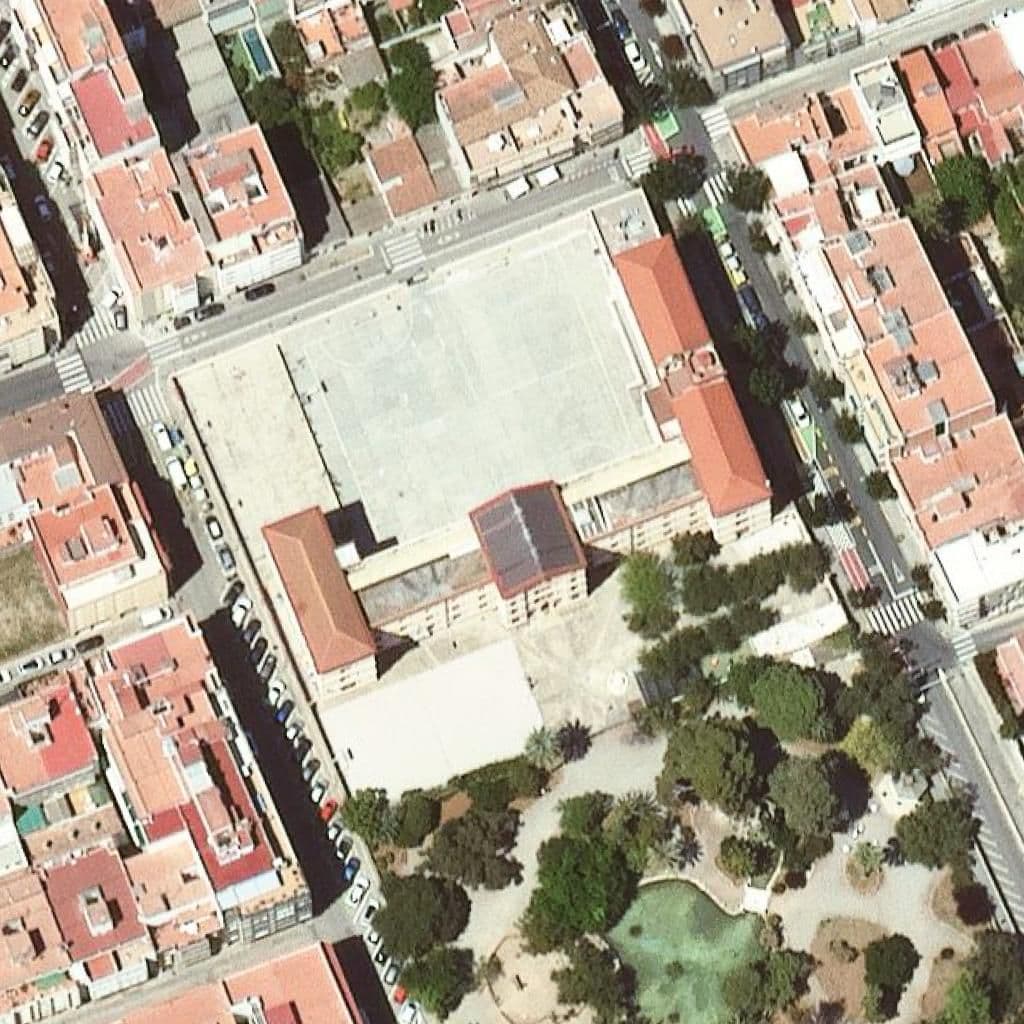 Вид згори на територію школи «Escola Pia De Vilanova I La Geltrú»