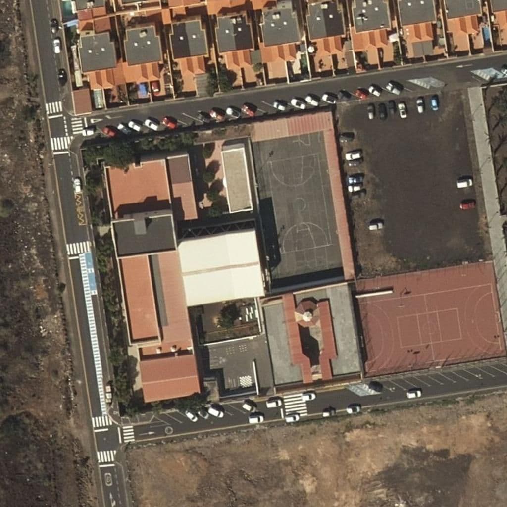 Вид сверху на территорию школы «CEIP LA ESTRELLA»