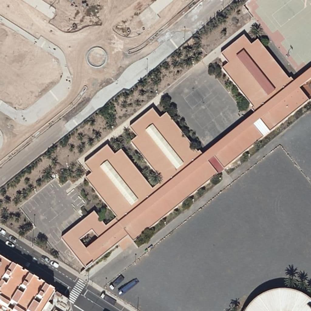 Вид згори на територію школи «IES PLAYA DE ARINAGA»