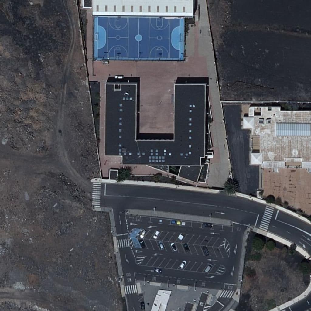 Вид сверху на территорию школы «IES PUERTO DEL CARMEN»