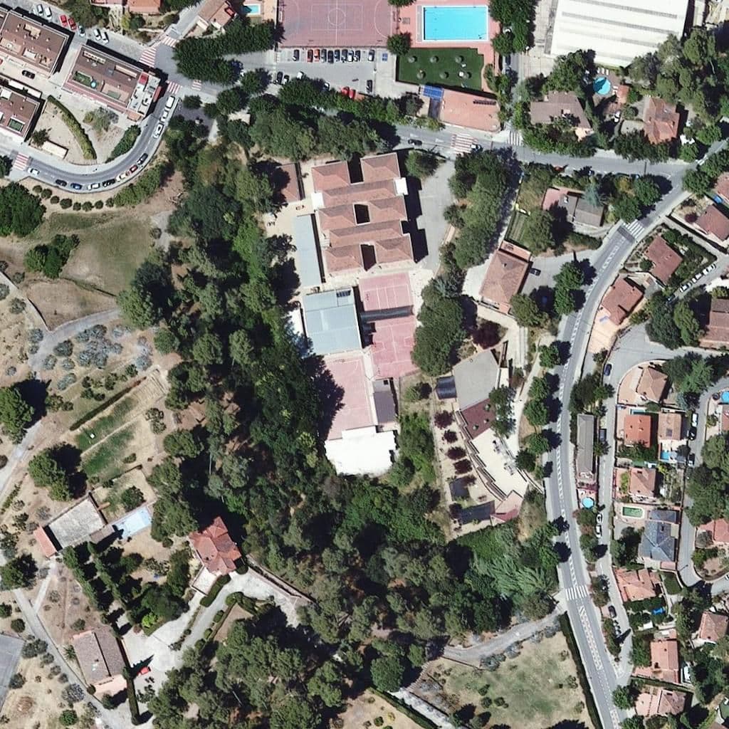 Вид сверху на территорию школы «Llar D'infants Montcauet»