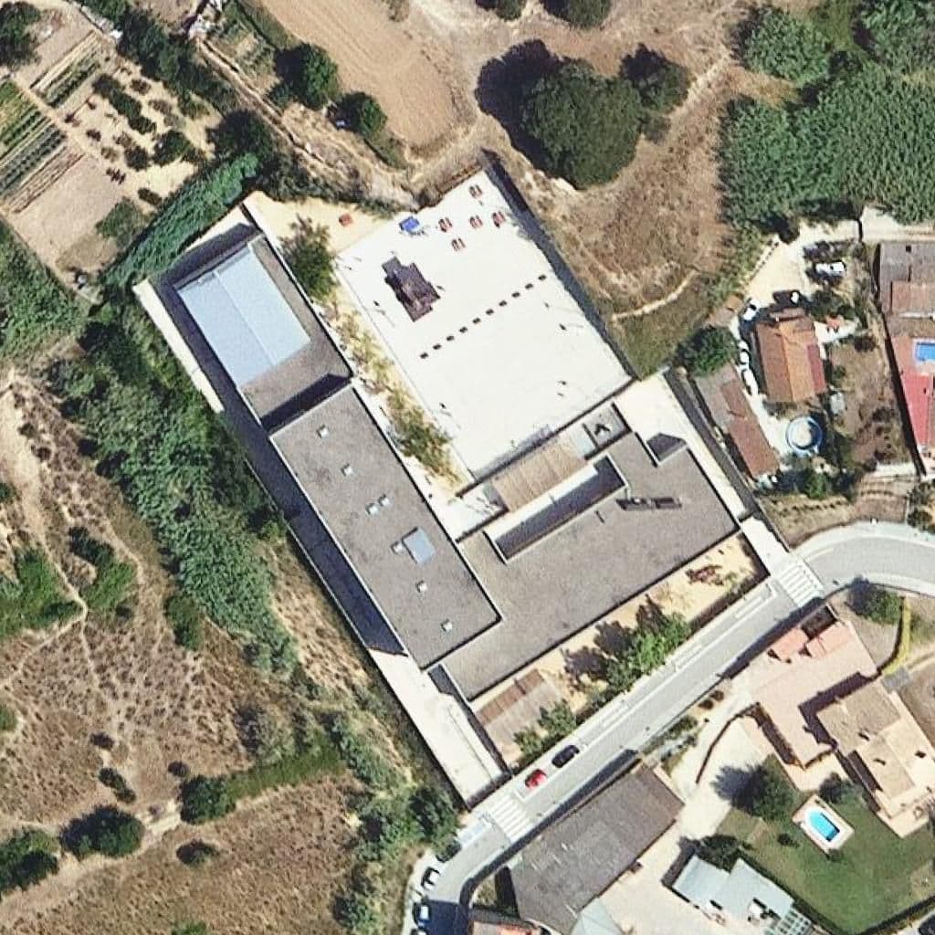 Вид сверху на территорию школы «Escola La Roureda»