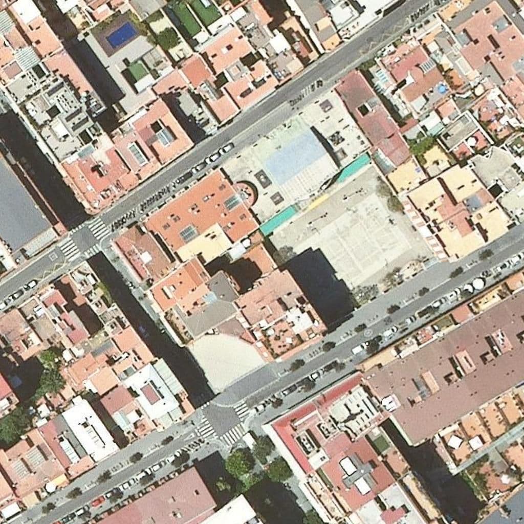 Вид згори на територію школи «Escola Pau Casals-Gràcia»