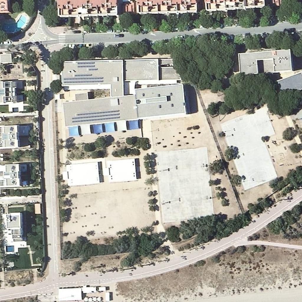Вид згори на територію школи «Institut Escola Gavà Mar»