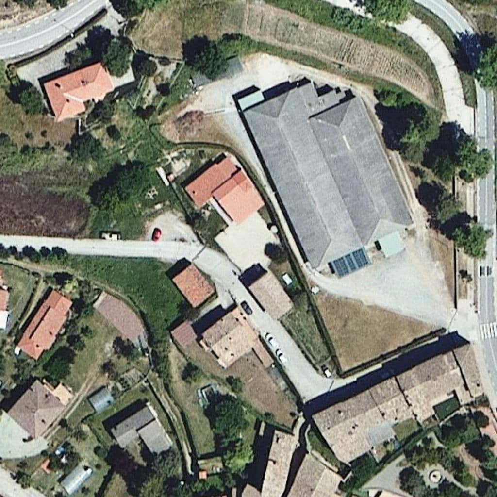 Вид згори на територію школи «Escola La Forja - ZER Alt Lluçanès»