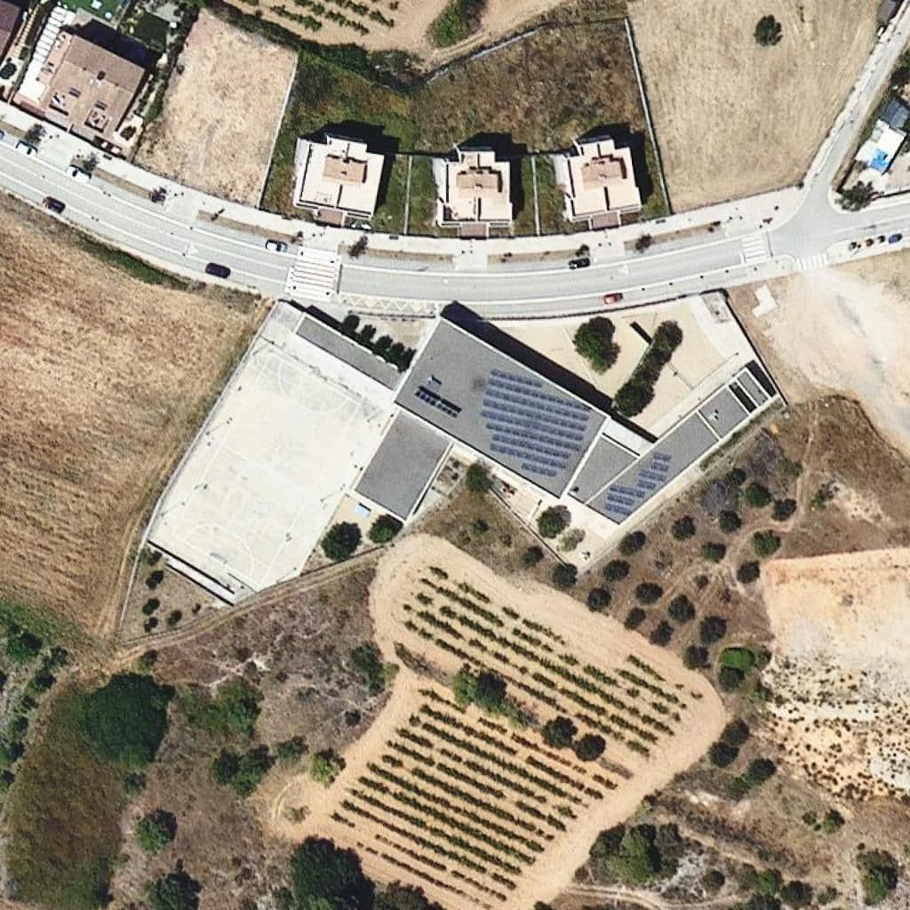 Вид згори на територію школи «Escola d'Avinyonet del Penedès»