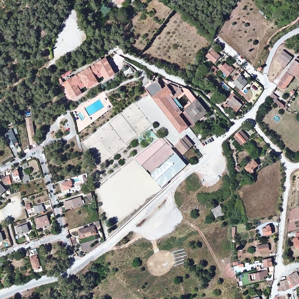 Вид згори на територію школи «Sant Lluís de Pla i Amell Bosch»