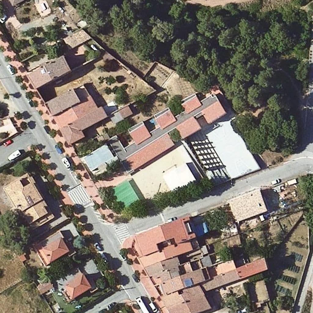 Вид сверху на территорию школы «Escola El Bruc»