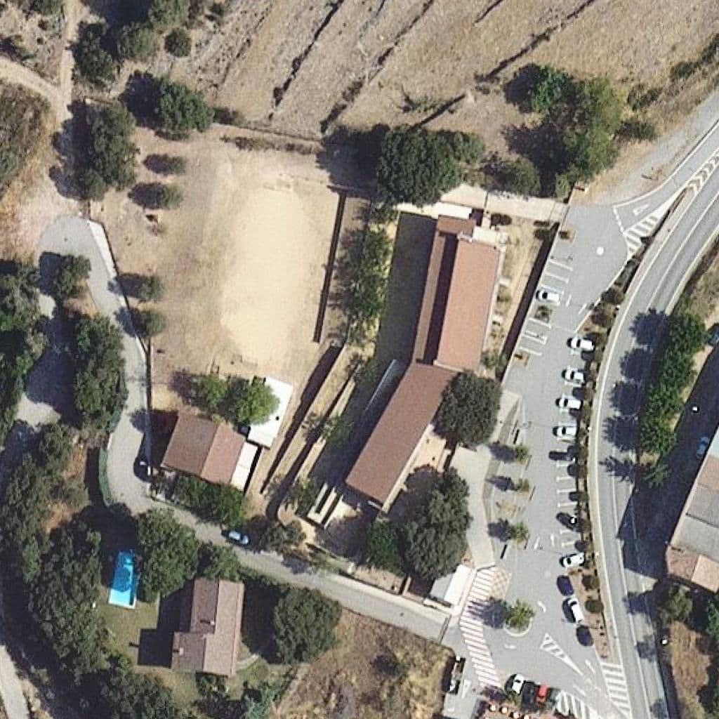 Вид сверху на территорию школы «Escola Anton Busquets i Punset - ZER El Moianès Ponent»