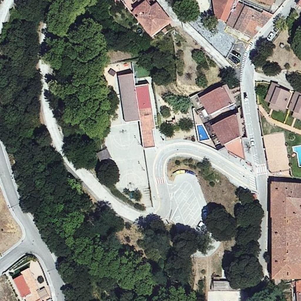 Вид згори на територію школи «Escola L'Alzinar - ZER Baix Montseny»