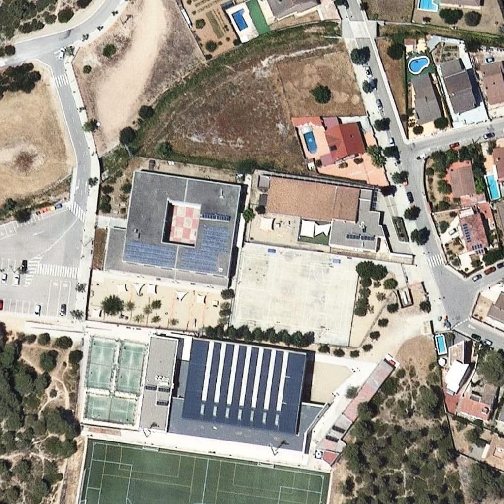 Вид згори на територію школи «Escola Sant Nicolau»