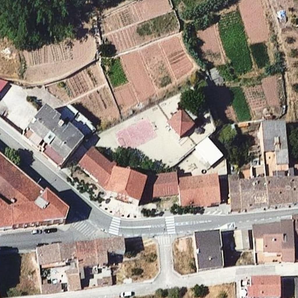 Вид згори на територію школи «Escola Serra de Coll-Bas»
