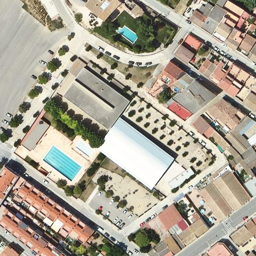 Вид сверху на территорию школы «Escola El Castellot»
