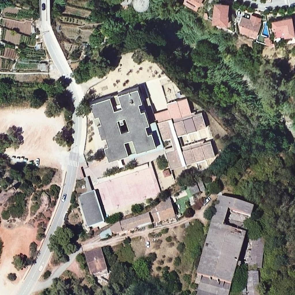 Вид згори на територію школи «Escola Santa Maria de Cervelló»
