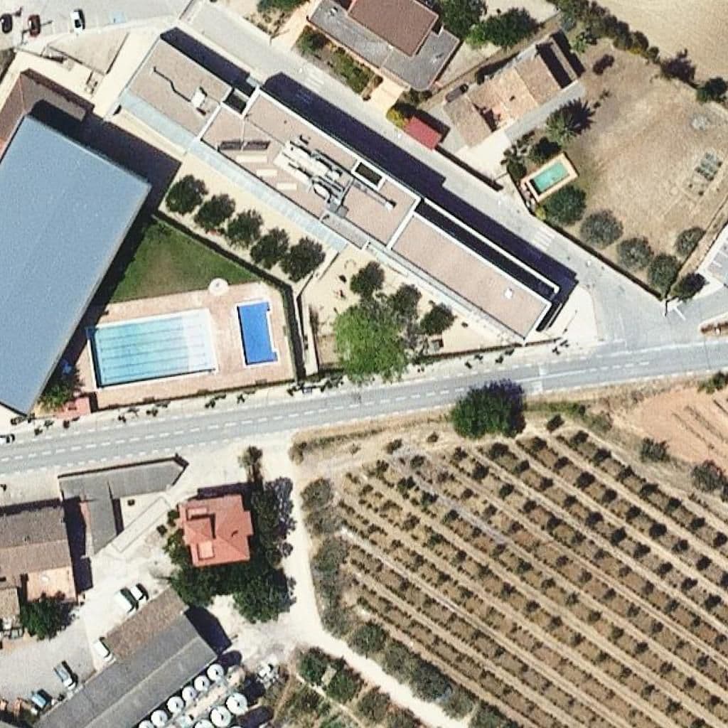 Вид згори на територію школи «Escola Font-rúbia»