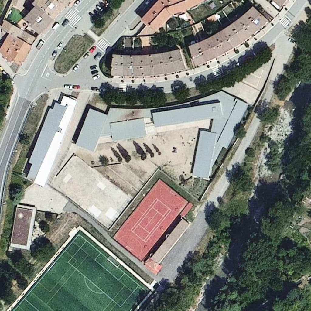 Вид згори на територію школи «Escola Sant Llorenç»