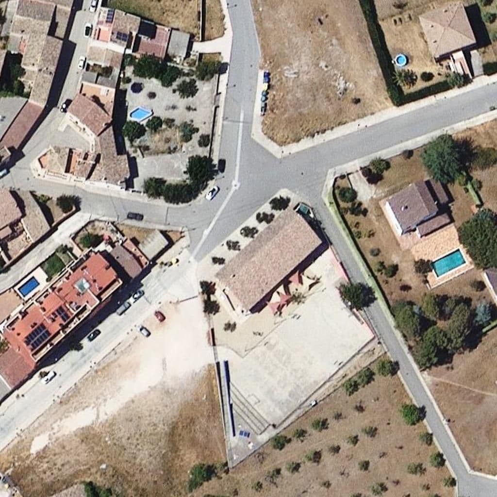 Вид сверху на территорию школы «Escola Vilademàger - ZER Serra d'Ancosa»