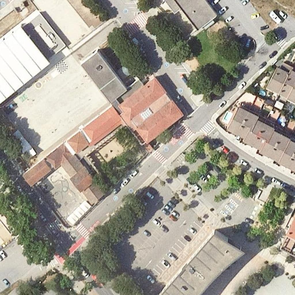 Вид згори на територію школи «Escola Les Llisses»