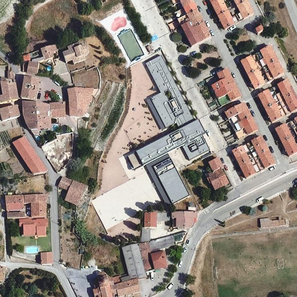 Вид згори на територію школи «Escola Comtes de Lacambra»