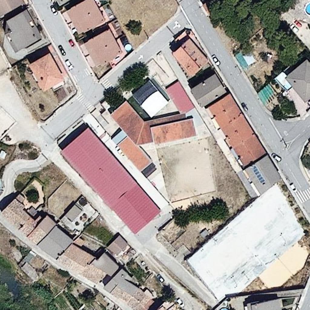 Вид згори на територію школи «Escola L'Esqueix - ZER El Moianès Ponent»