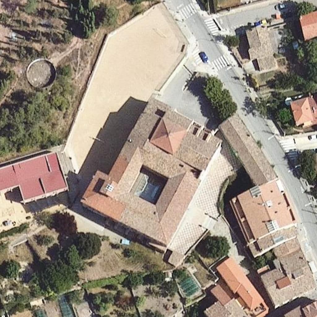 Вид згори на територію школи «Escola Pia de Moià»