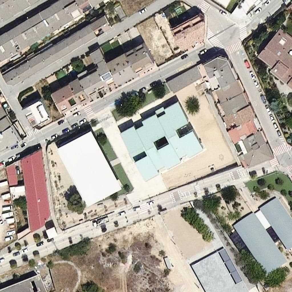 Вид згори на територію школи «Escola Catalunya»